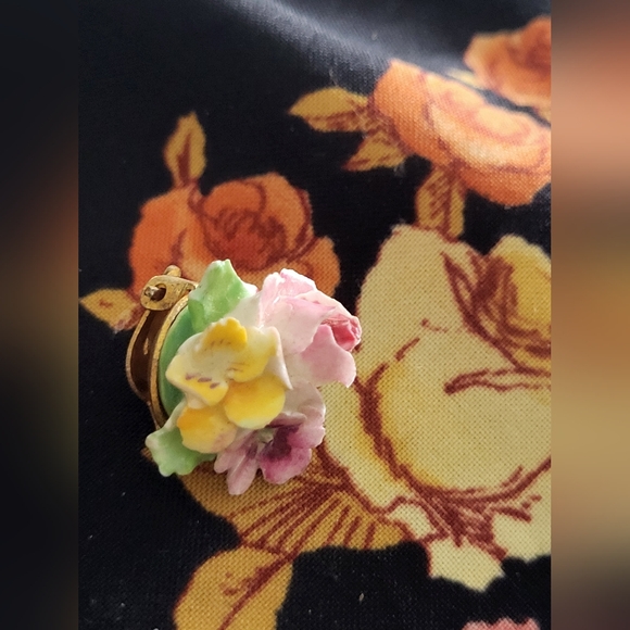 4/$20 🌟Lot of clip-on earrings mismatched. - Picture 11 of 15